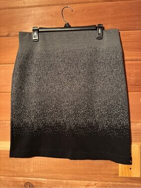 Gray-to-Black Gradient Knit Pencil Skirt
